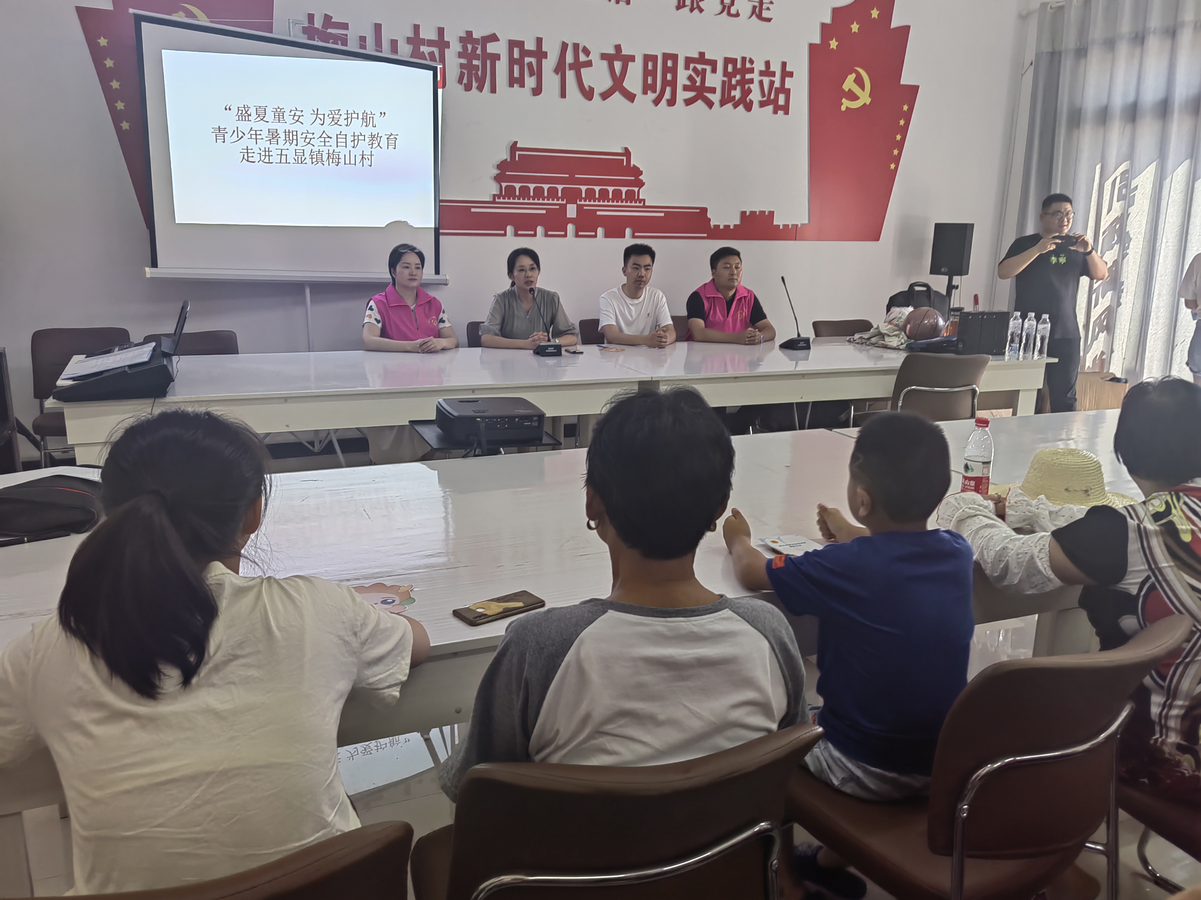 六安市“爱心妈妈”公益协会携手结对舒城县团委、五显镇团委在梅山村新时代文明实践站联合举办 “盛夏童安，为爱护航”志愿服务活动