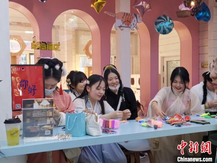 图为读者们穿汉服体验传统文化活动。　李雅吟 摄