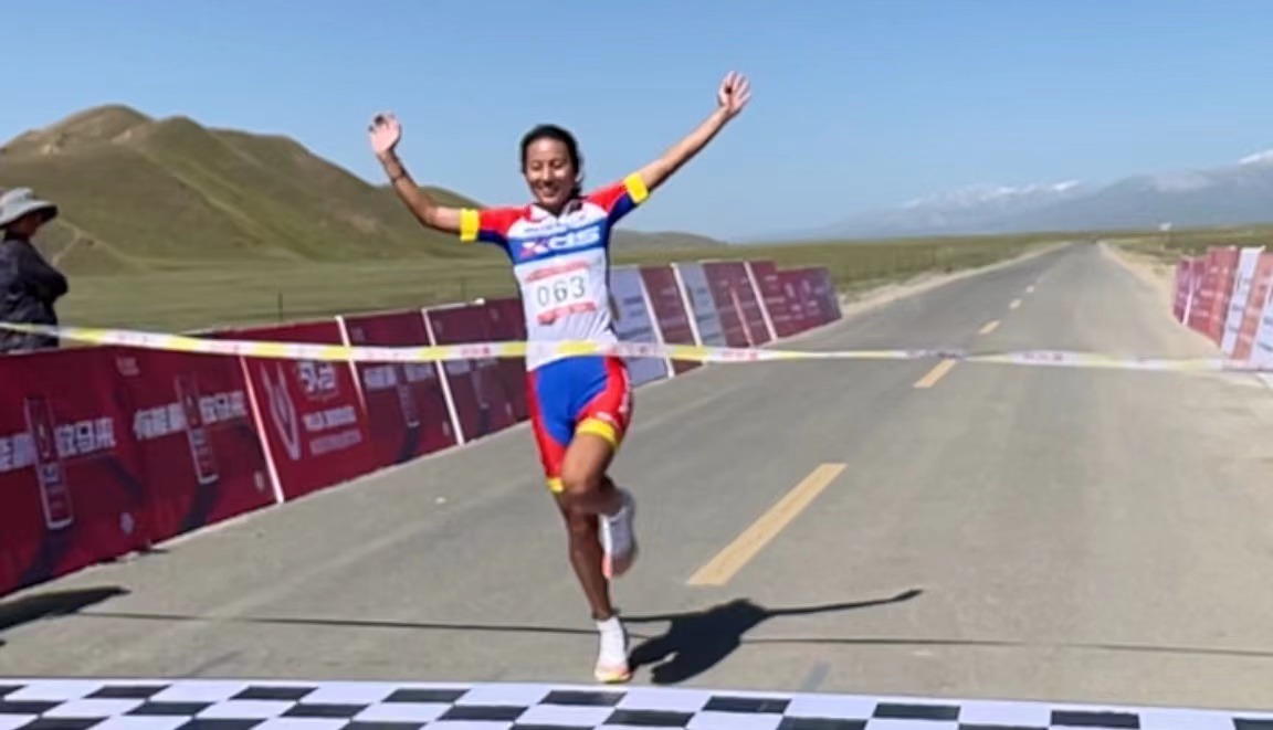 强者之战,海拔2500米最美草原上演“铁人两项”骑行挑战赛