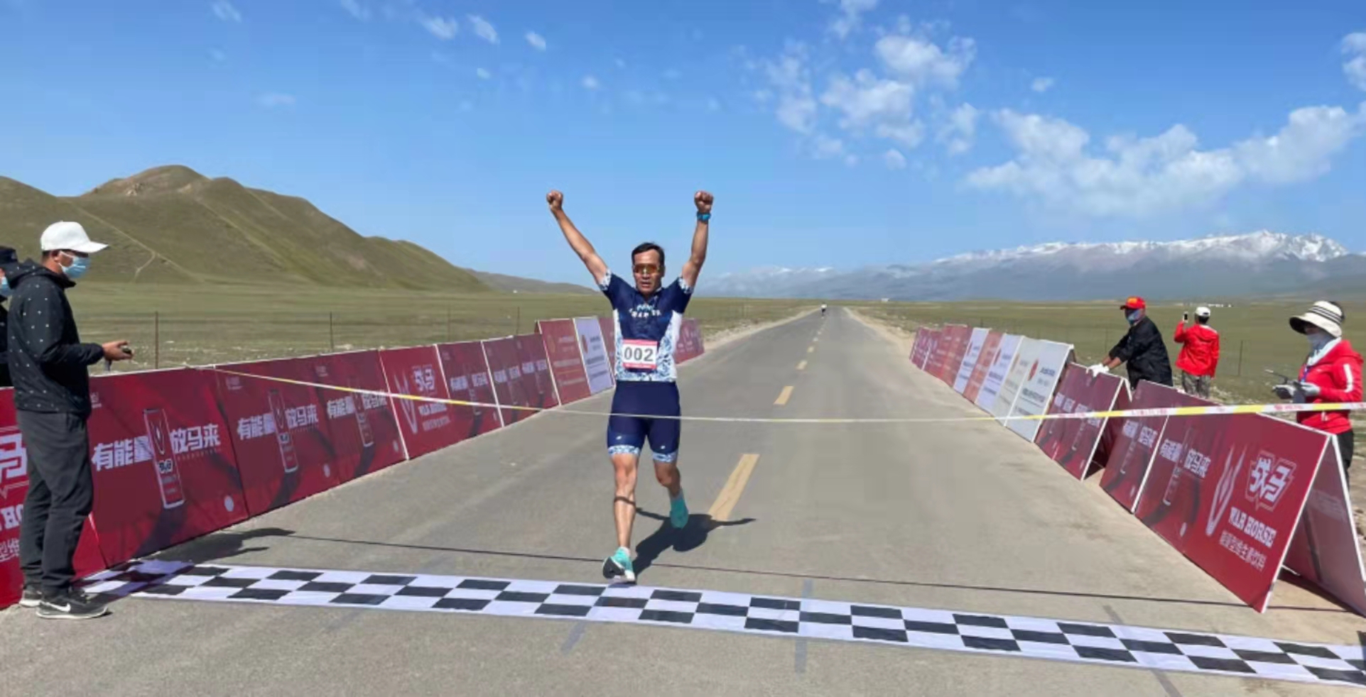 强者之战,海拔2500米最美草原上演“铁人两项”骑行挑战赛
