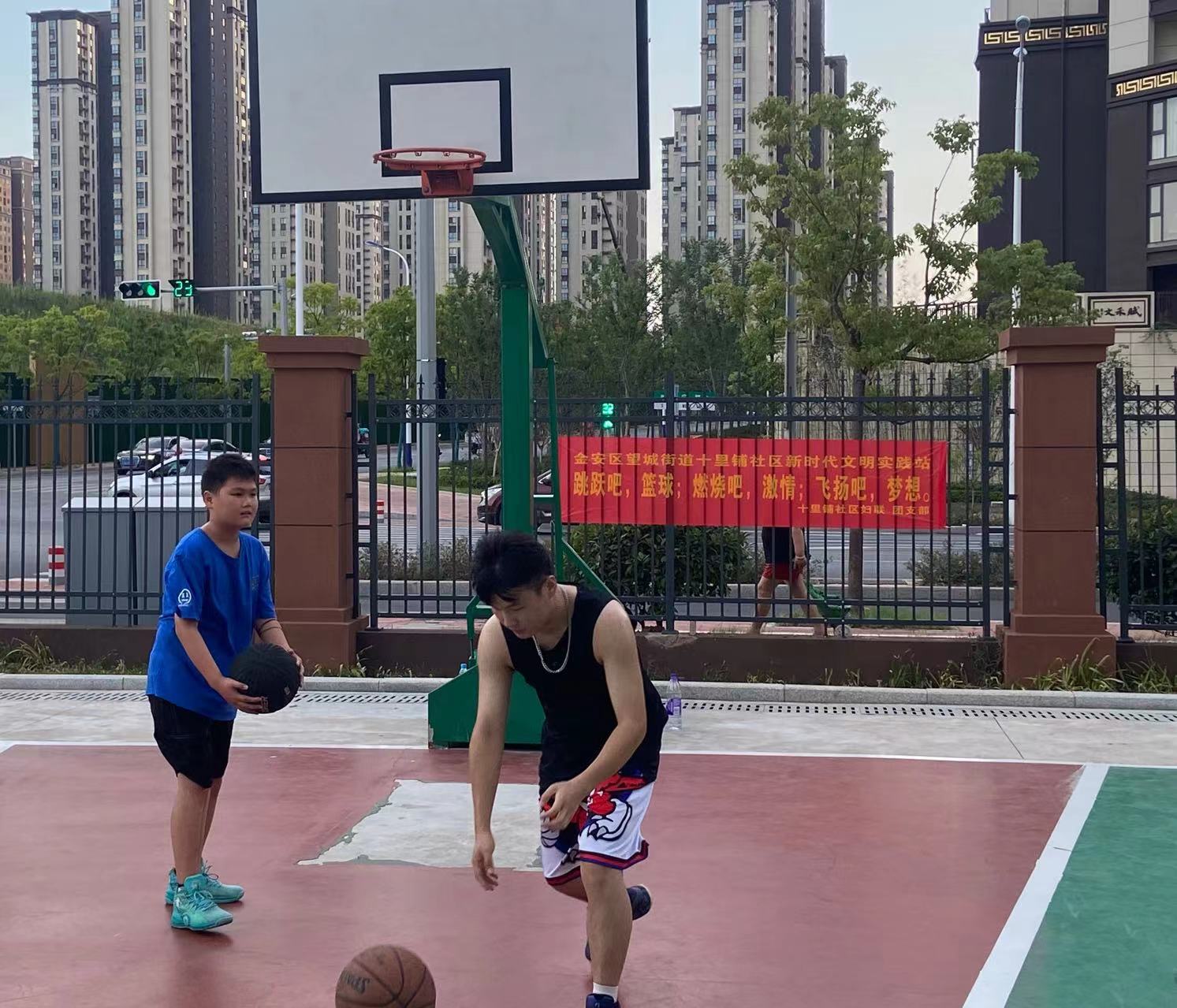 十里铺社区开展“跳跃吧，篮球；燃烧吧，激情；飞扬吧，梦想”新时代文明实践活动