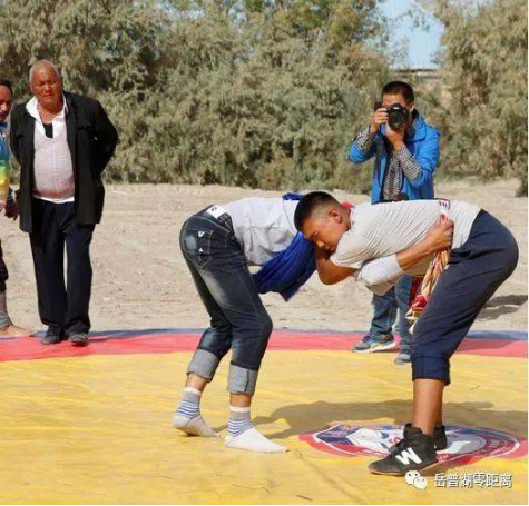 【新疆·非遗】且力西：系艾德莱斯绸腰带的“儿子娃娃”