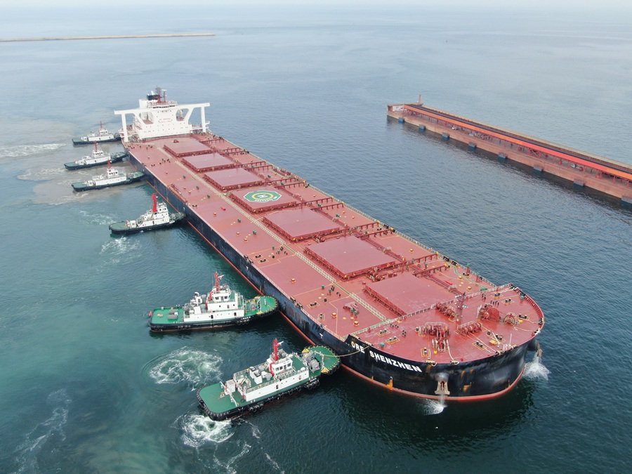 40万吨级“深圳矿业”轮靠泊