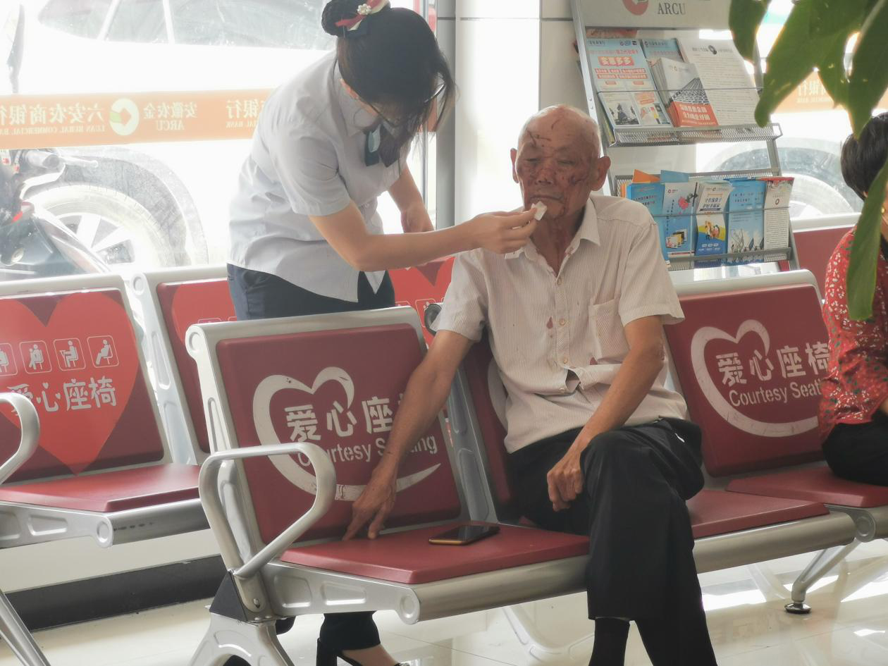 六安农商银行迎高温、战酷暑、助力优老服务