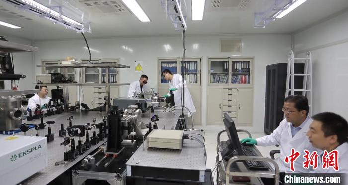 西北师大物理教师团队：向“难”而进，与“原子”“分子”较劲40年
