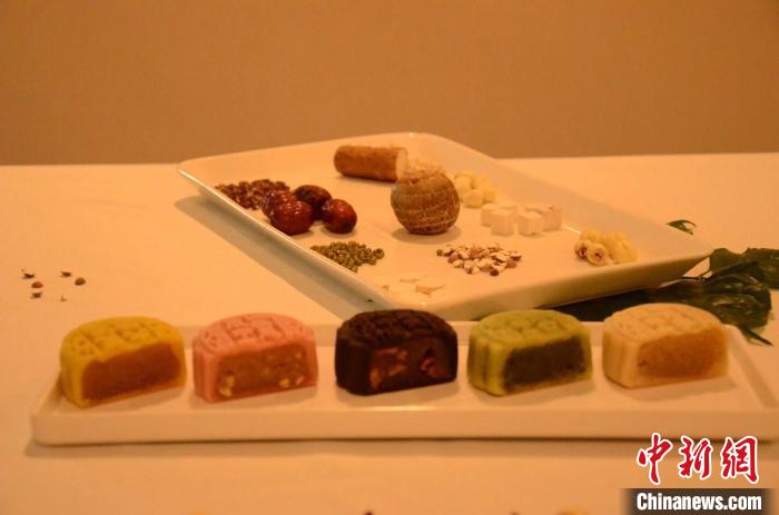 成都中医大推出药食养生月饼。　成都中医药大学供图
