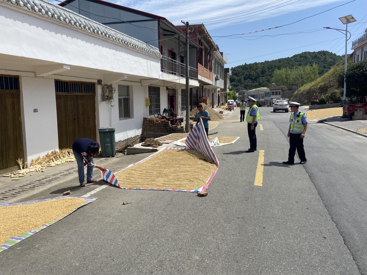 铁冲派出所：多措并举开展秋收道路交通安全宣传