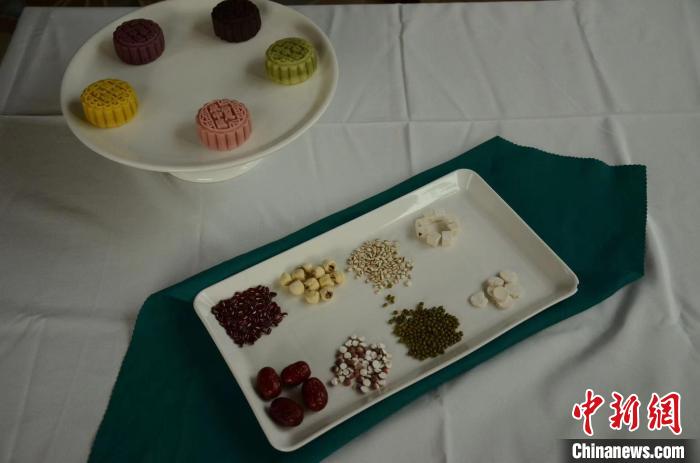 芋泥茯苓、奶黄芡实成都中医大药食养生月饼走热