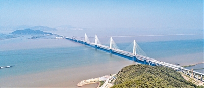 我国首座公铁同层多塔斜拉桥合龙