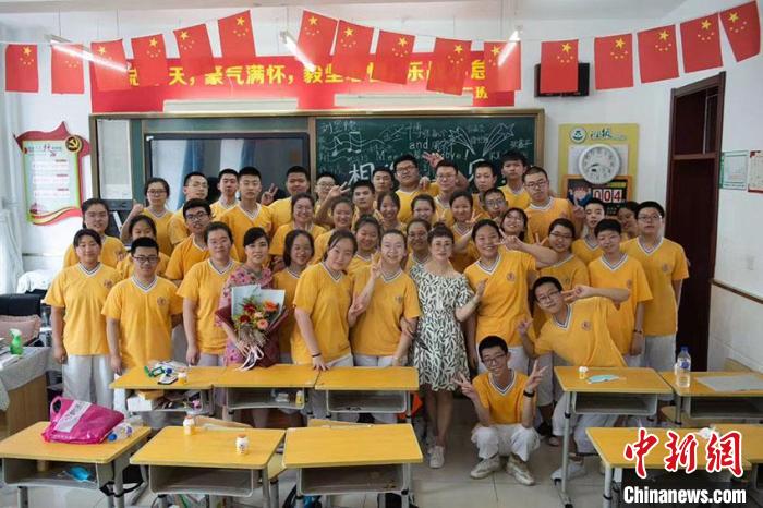 张楠(前排拿花者)和学生们。 张楠供图