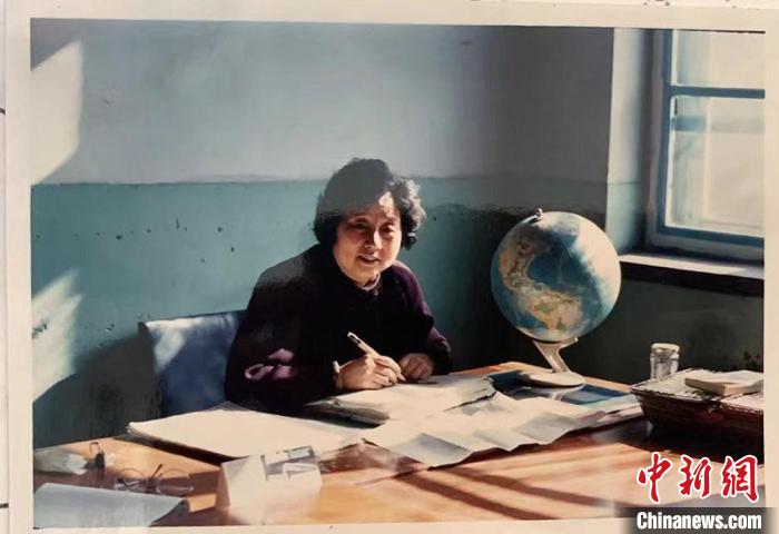 1980年,张楠的母亲刁春英老师在学校办公室备课。 张楠供图