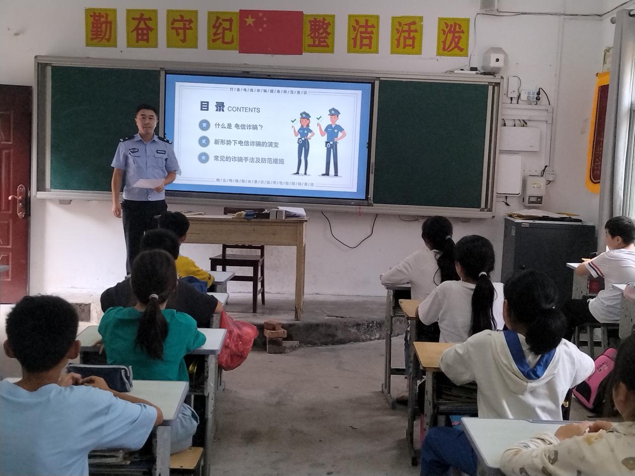 金寨麻埠：开展法治课进校园活动