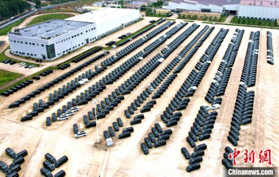 资料图为福建福州,福建奔驰汽车有限公司生产的商务车。(无人机照片) <a target='_blank' data-cke-saved-href='/' href='/'><p align=