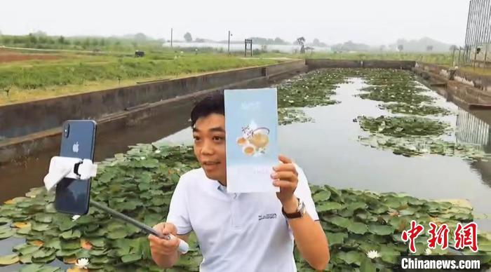 卓胜笳在直播中和网友俏皮互动。　受访人供图。