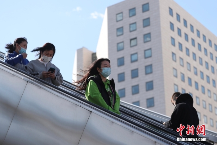 资料图:北京市民风中出行。 <a target='_blank' href='/'>中新社</a>记者 蒋启明 摄