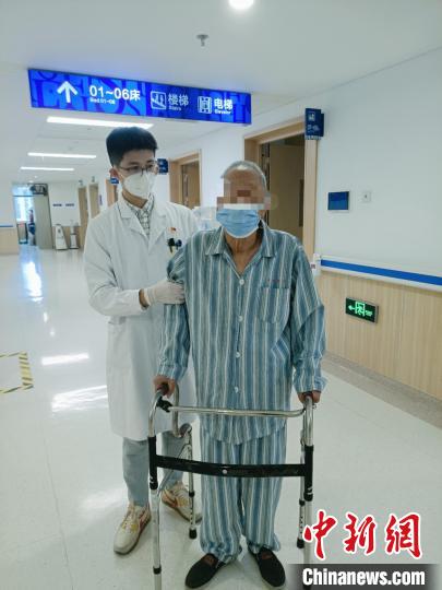 高龄老人骨折能接受手术吗？专家：可能的话积极接受手术治疗