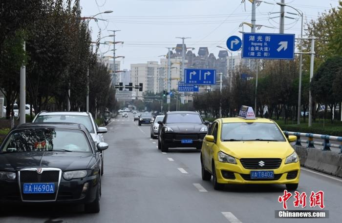 图为街头道路上的车辆逐渐增多。 陈超 摄