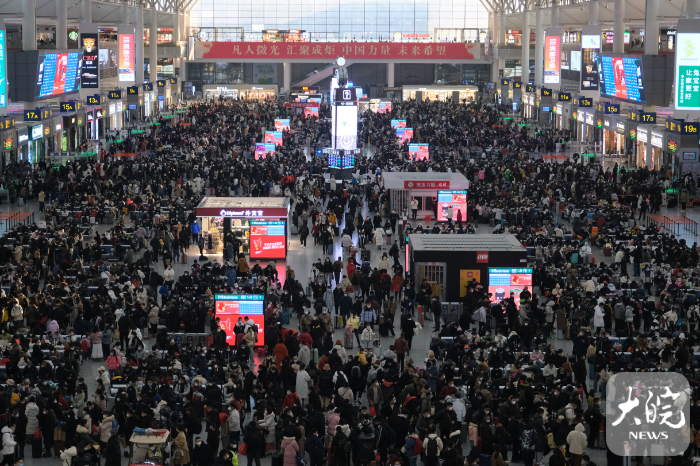 长三角铁路迎短途客流高峰