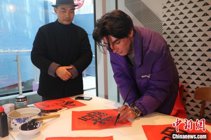 在皖外籍人士沉浸式体验中国年味