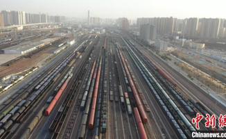 探访中国铁路“心脏”：年货班列运输忙