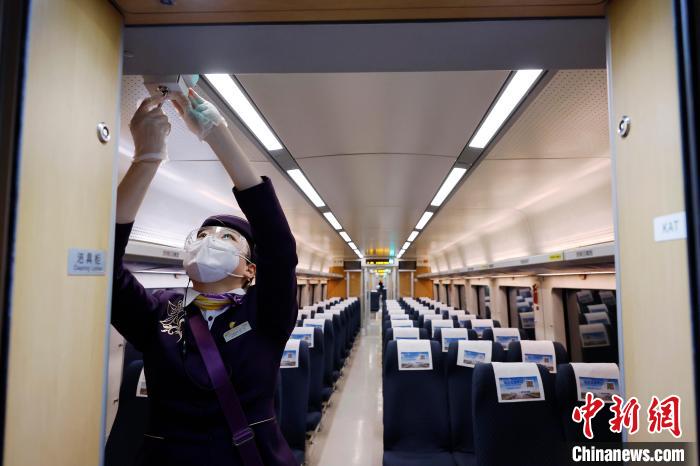 三天执行50小时临时动车任务90后列车长谈心愿