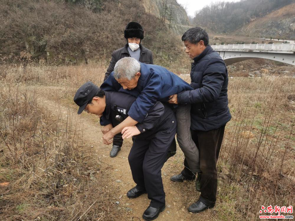 铁冲派出所：暖心救助晕倒老人
