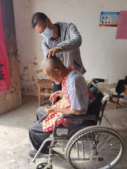 情系五保老人 上门解决问题