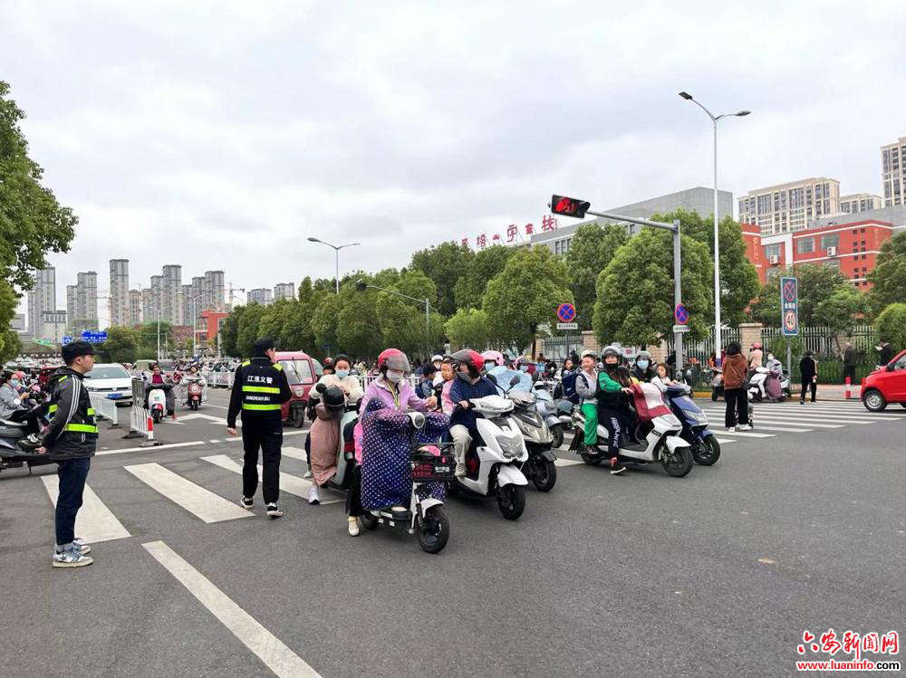望城街道十里铺社区:义警爱心“护学岗” 织密校园“安全网”