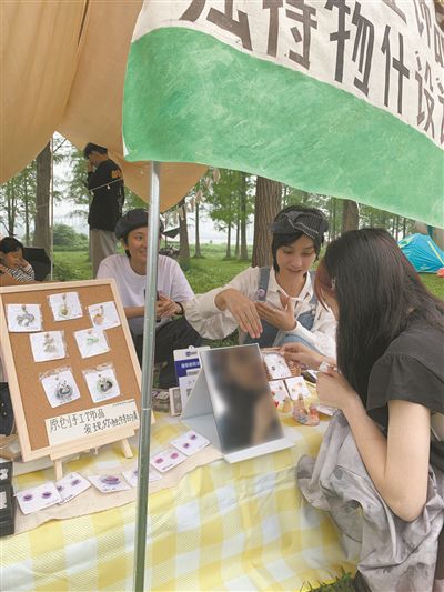 地摊经济悄然变样：品类多样化、年轻化，管理精细化