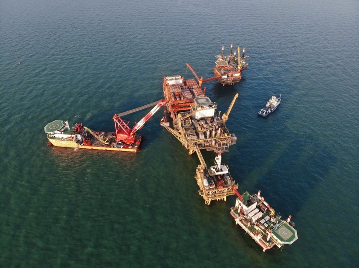 位于渤海的亿吨级油田群垦利6-1的采油平台（资料照片）。新华社发