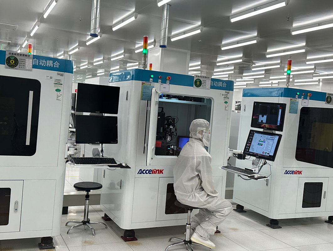 工程师正在超净间内进行高端产品的研发生产。人民网 王绍绍摄