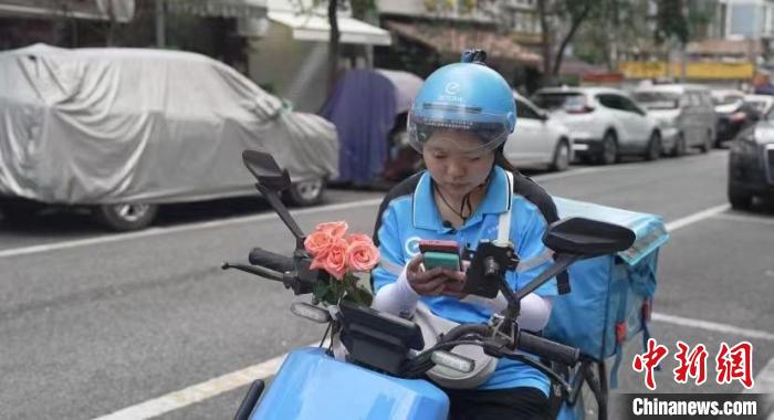 “95后”山城女骑手：让梦想之“花”开在飞驰的车轮之上