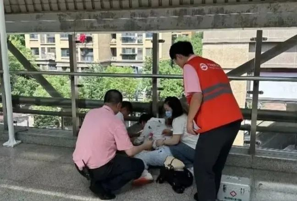 仰头玩手机，是否真的对预防颈椎病管用？专家紧急提醒