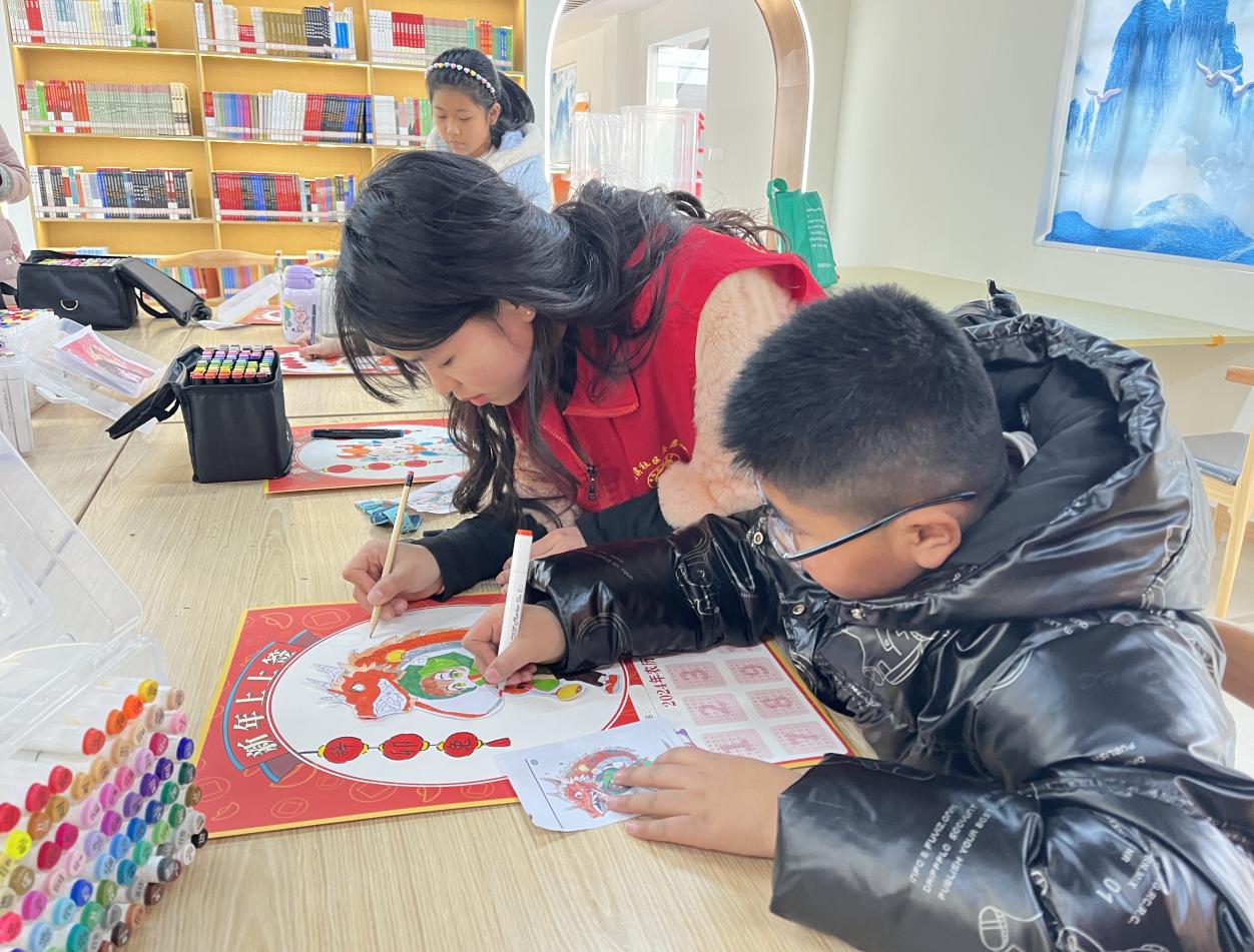 裕安区小华山街道河滨社区开展“童心迎新年 巧手绘年历”活动