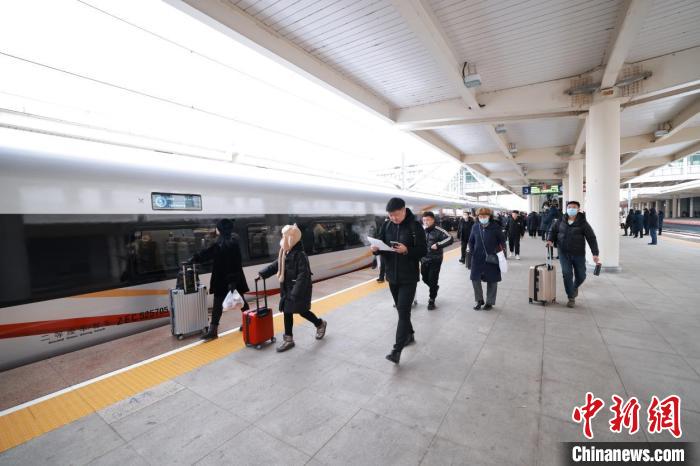 复兴号高寒智能动车组全新上线 带旅客畅游“冰雪”龙江