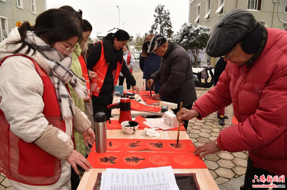 新春祝福进小区 书法大家写春联