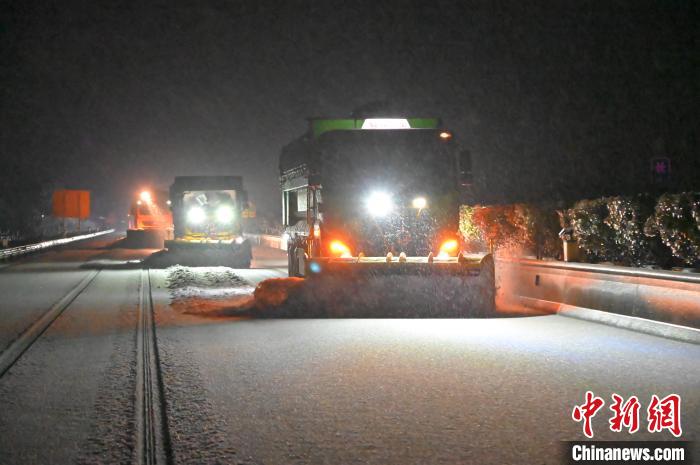 安徽全力以赴开展道路除雪融冰工作