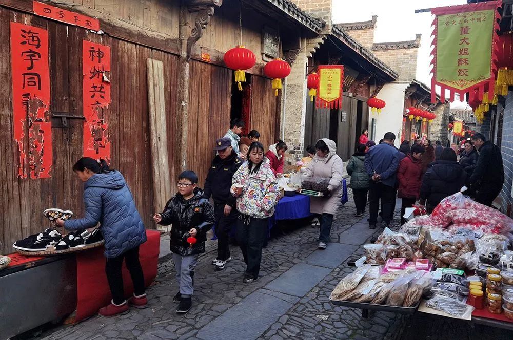 12毛坦厂老街年货节游人如织 郑金强 摄.jpg 图片