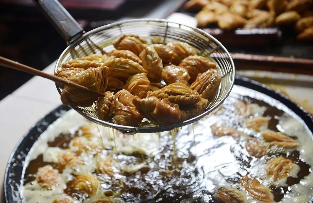 15毛坦厂老街,刚出锅的传统美食董大姐酥饺。 郑金强 摄.jpg 图片