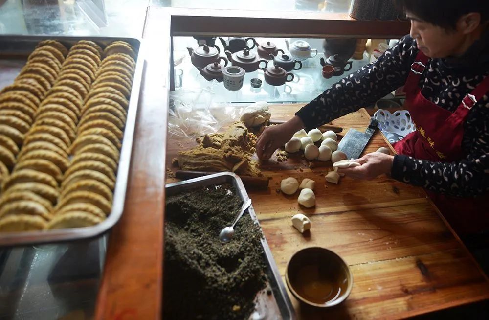 13毛坦厂老街非遗传人董光珊在制作传统美食酥饺。 郑金强 摄.jpg 图片