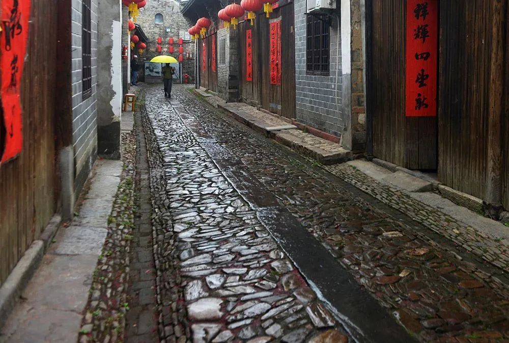 11雨中的毛坦厂明清老街雨巷。郑金强 摄.jpg 图片