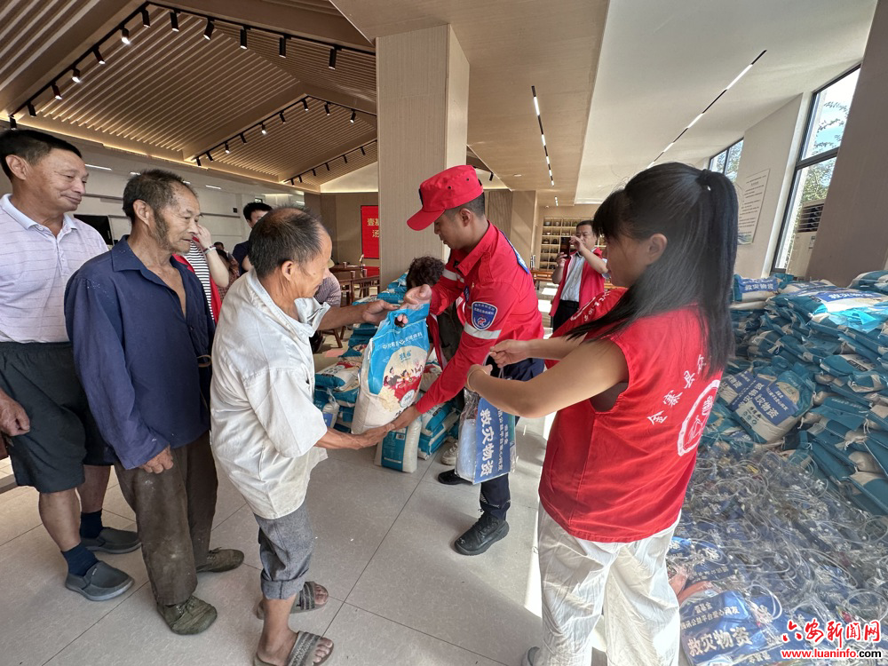 洪灾牵人心 捐助见真情