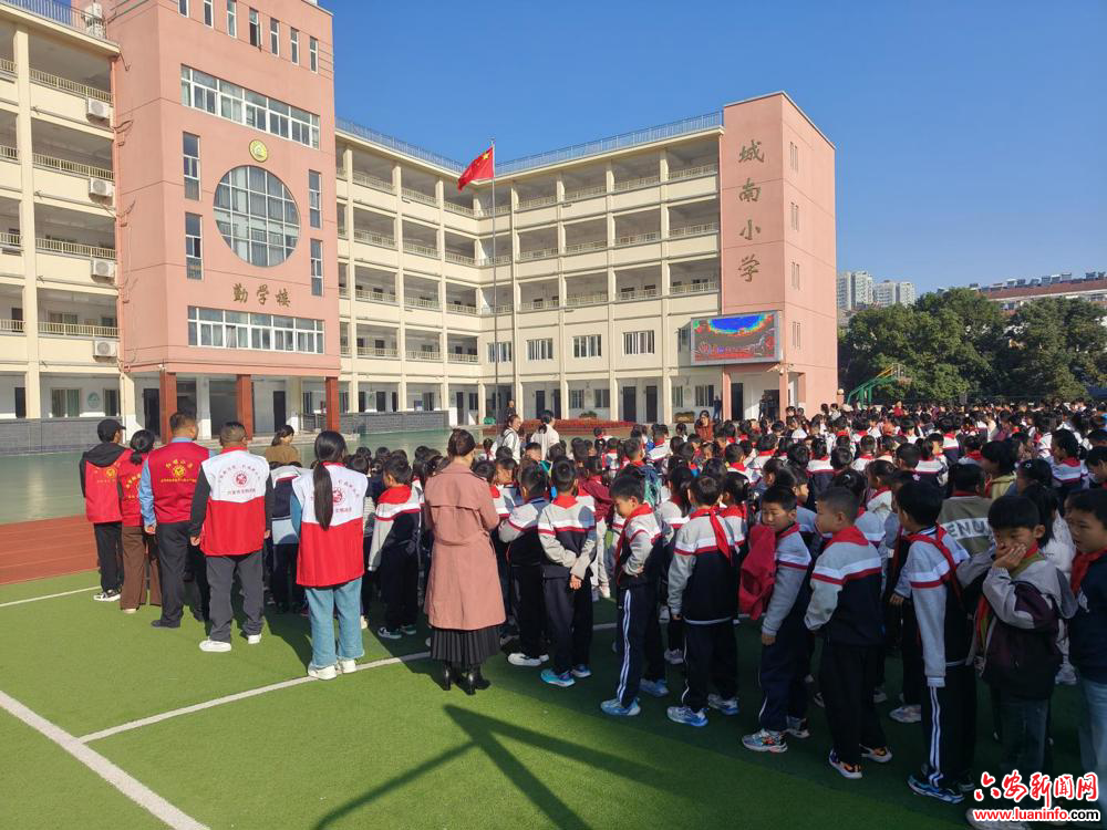 西市街道草市社区：全民消防、生命至上“防火逃生应急疏散演练”