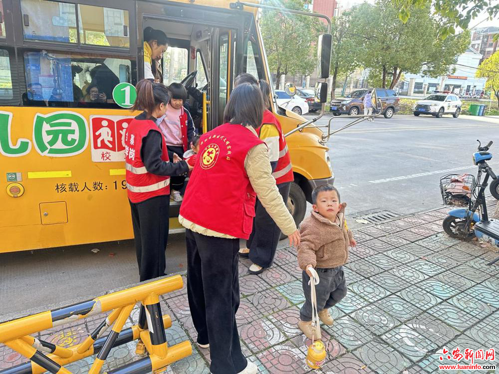 大手牵小手“护学岗”志愿服务在行动