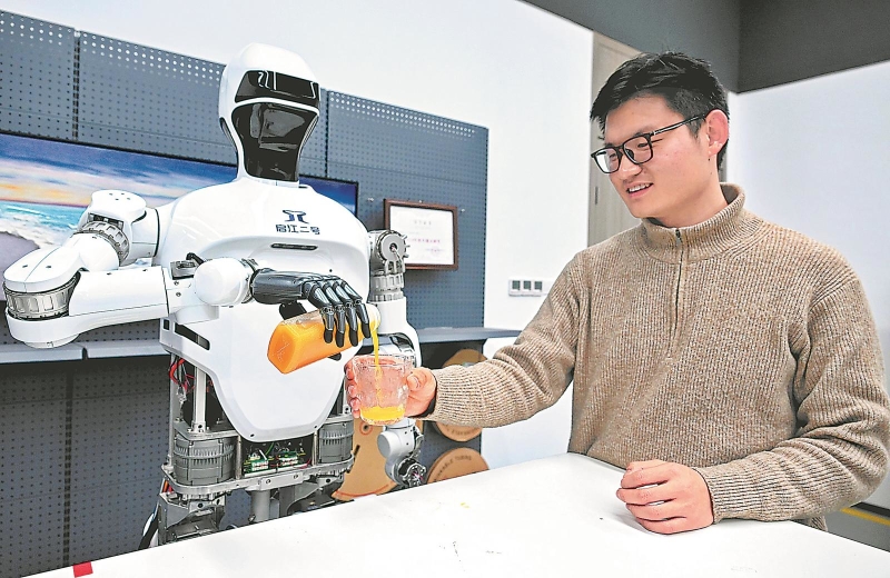 日前，在江淮前沿技术协同创新中心人形机器人研究室，人形机器人“启江二号”正在给技术人员倒果汁。.jpg