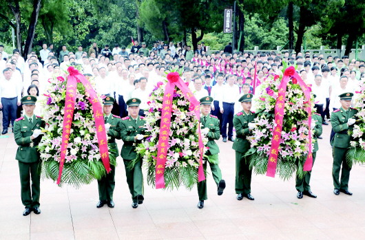 我市隆重举行烈士纪念日向烈士敬献花篮仪式
