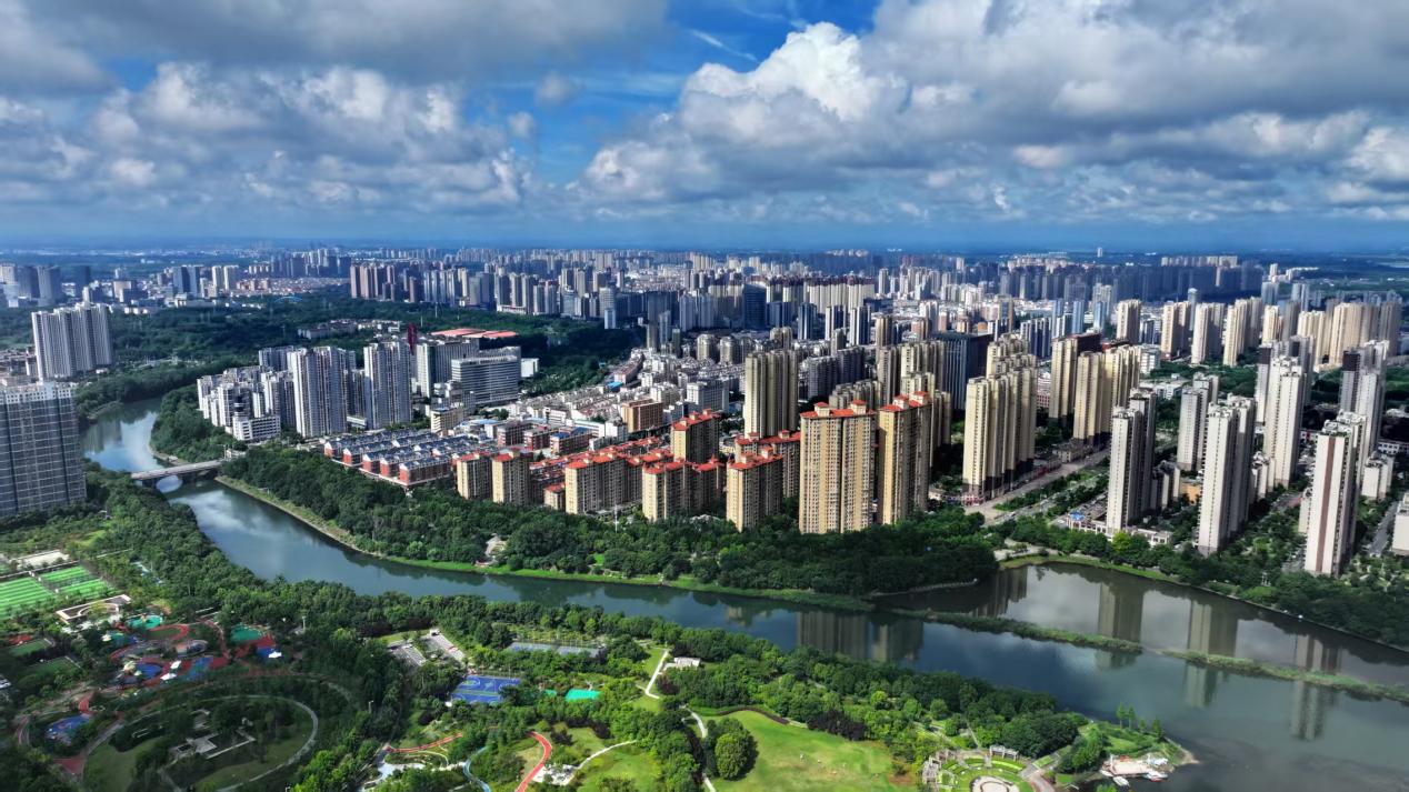 俯瞰六安市城区。岳阳摄