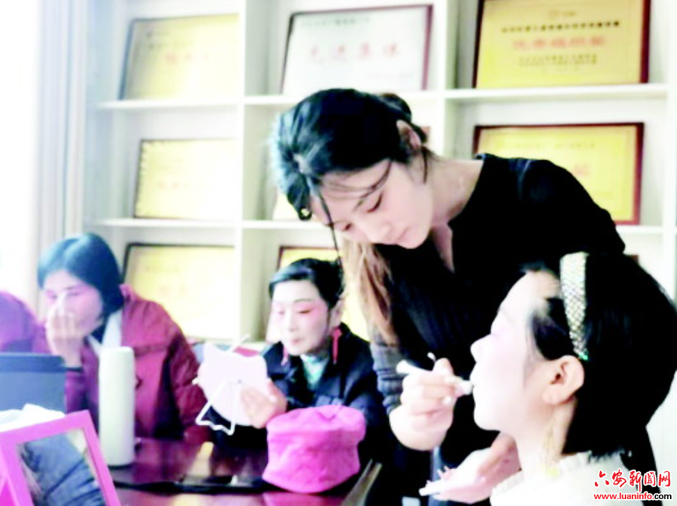 文化志愿者　乡村演出忙