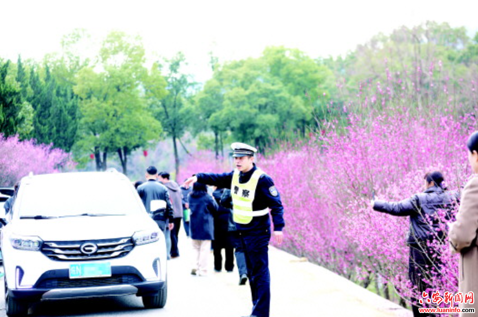 踏青赏花　美“警”相伴