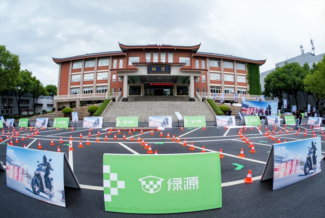 战神S86重磅发布:绿源以“智慧双核”重新定义AI时代两轮出行新范式